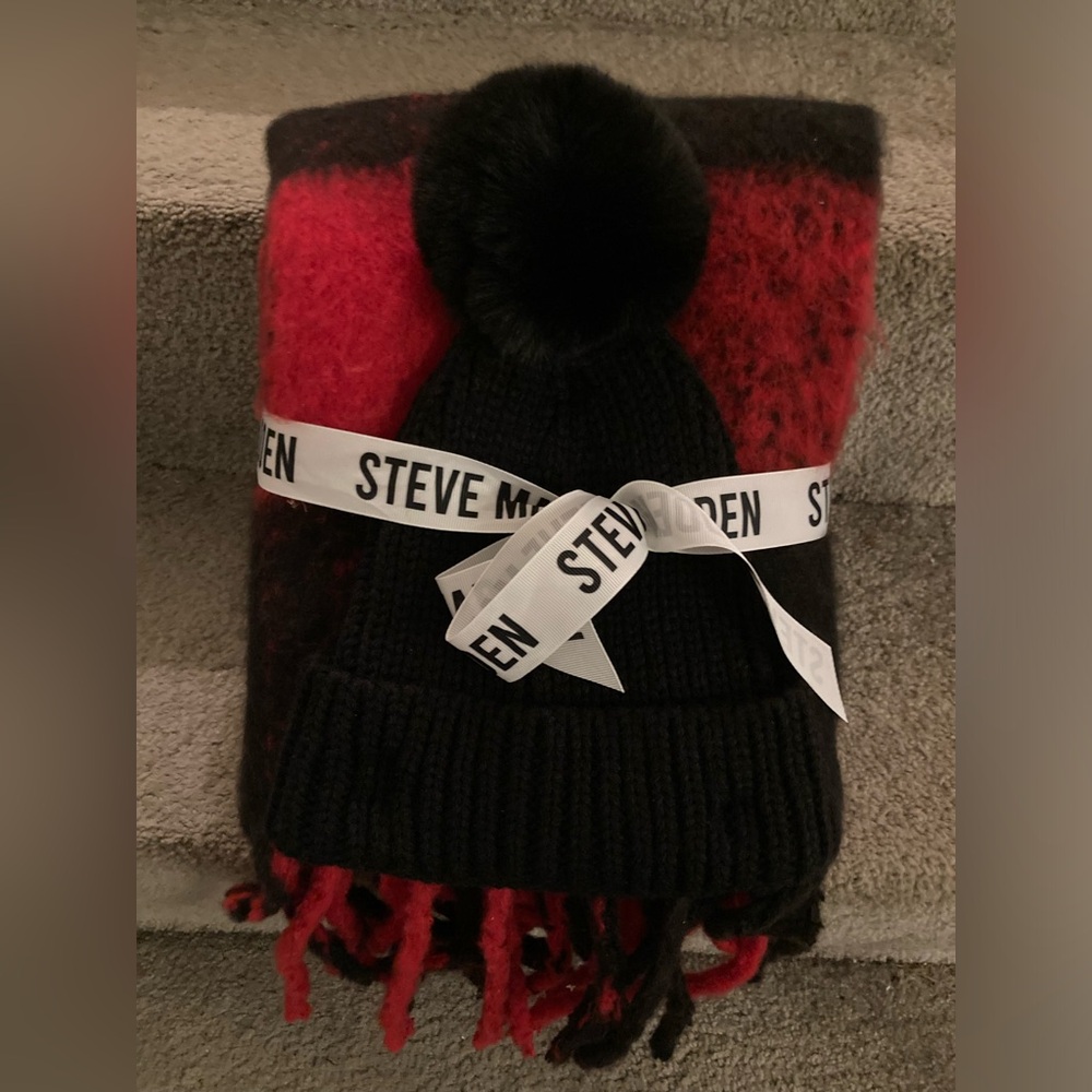 NWOT STEVE MADDEN Scarf and Pom Hat Set